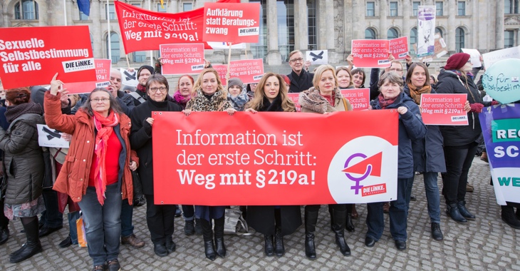 Mitglieder der Linksfraktion halten bei Protesten vor dem Bundestag ein Transparent mit der Aufschrift »Information ist der erste Schritt: Weg mit §219 a!«