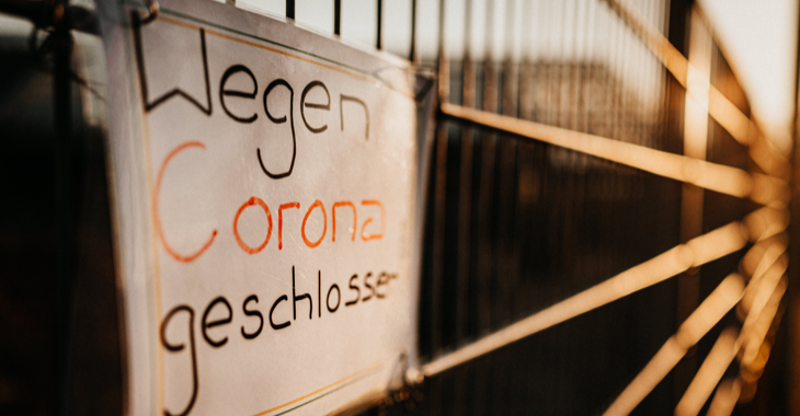 An einem Zaun ist ein Schild mit der Aufschrift »Wegen Corona geschlossen« angebracht © iStock/Danny Schoening