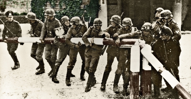 Soldaten der deutschen Wehrmacht reißen am 1. September 1939 den Schlagbaum der polnischen Grenze am Zollhaus der Straße Zoppot-Gdingen ein © picture alliance/ullstein bild