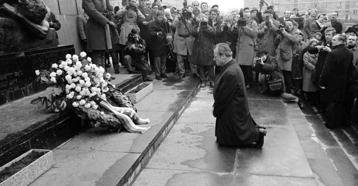 Bundeskanzler Willy Brandt kniet am 7. Dezember 1970 vor dem Mahnmal im einstigen jüdischen Ghetto in Warschau © dpa