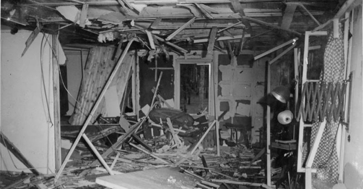 Trümmer im verwüsteten Besprechungsraum im Führerhauptquartier Wolfsschanze nach dem Bomben-Attentat auf Hitler am 20. Juli 1944 © Bundesarchiv Trümmer im verwüsteten Besprechungsraum im Führerhauptquartier Wolfsschanze nach dem Bomben-Attentat auf Hitler am 20. Juli 1944 © Bundesarchiv