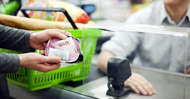 Eine Frau zieht einen Zehn Euro-Schein aus dem Portemonnaie © iStockphoto.copm/gpointstudio