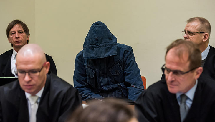 Der im NSU-Prozess mitangeklagte Carsten S. am 12. Januar 2016 im Münchner Oberlandesgericht | Foto: © picture alliance / AA / Jörg Koch Der im NSU-Prozess mitangeklagte Carsten S. am 12. Januar 2016 im Münchner Oberlandesgericht | Foto: © picture alliance / AA / Jörg Koch