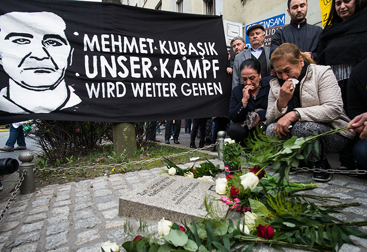 Die Witwe Elif Kubasik sowie Angehörige und Vertreter der Stadt Dortmund gedenken am 04.04.2016 in Dortmund (Nordrhein-Westfalen) an den vom NSU ermordeten Kioskbesitzer Mehmet Kubasik. | Foto: © picture alliance / dpa