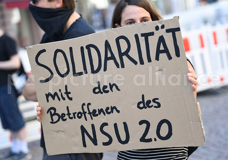 Eine Demonstrantin hält während einer Kundgebung in der Wiesbadener Innenstadt ein Plakat mit der Aufschrift "Solidarität mit den Betroffenen des NSU 2.0". | Foto: © picture alliance/dpa / Arne Dedert