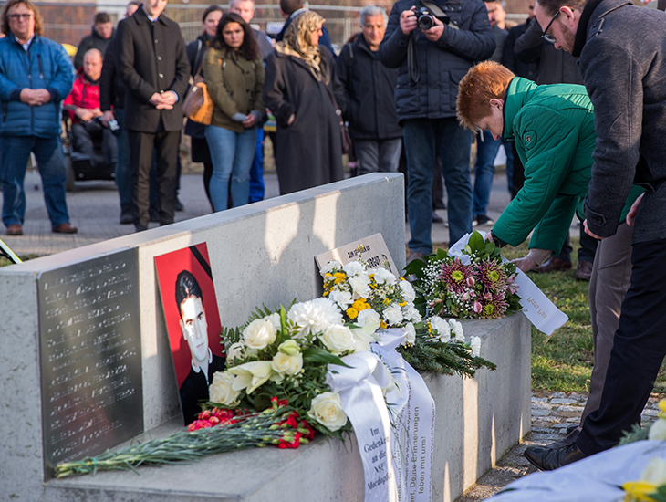Petra Pau legt bei der Gedenkstunde am Todestag des NSU-Opfers Mehmet Turgut am Tatort Blumen nieder. | Foto: © picture alliance/dpa/ Jens Büttner