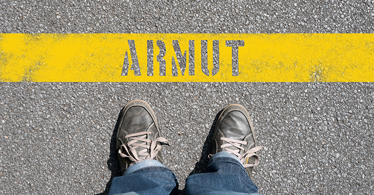 Armut Schuhe Fuesse Asphalt | Foto: © iStockphoto/Stadtratte Armut Schuhe Fuesse Asphalt | Foto: © iStockphoto/Stadtratte