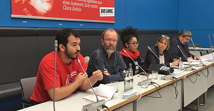 Bei der Fraktion zu Gast: Die AktivistInnen Vítor Guimarães (l.), Juliana Gonçalves (m.), daneben Heike Hänsel Bei der Fraktion zu Gast: Die AktivistInnen Vítor Guimarães (l.), Juliana Gonçalves (m.), daneben Heike Hänsel