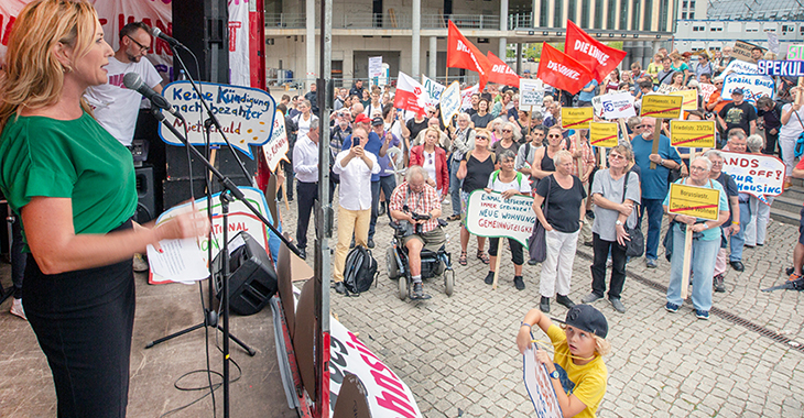 Caren Lay spricht auf einer Demo gegen Mietenwahnsinn