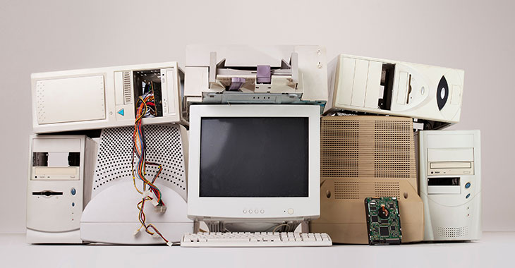 Ausgemusterte Computer und Bildschirme © istockphoto.com / Filip_Krstic