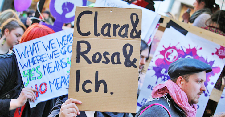 Frauenkampftag 2014: Plakat mit Aufschrift "Clara & Rosa & Ich" | Foto: Flickr.com/Mike Herbst (CC BY-NC 2.0))