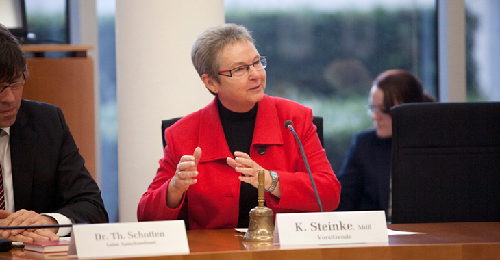 Kersten Steinke am 15. Januar 2014 nach ihrer Wiederwahl zur Vorsitzenden des Petitionsausschusses Kersten Steinke am 15. Januar 2014 nach ihrer Wiederwahl zur Vorsitzenden des Petitionsausschusses | Foto: Kersten Steinke