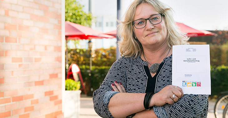 Harter Kampf um gleichen Lohn: Anke Bendixen mit ihrem Lohnvertrag © Jan Kobel Harter Kampf um gleichen Lohn: Anke Bendixen mit ihrem Lohnvertrag