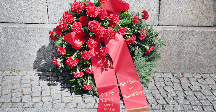 Kranz der Fraktion DIE LINKE am Sowjetischen Ehrenmal in Berlin-Tiergarten