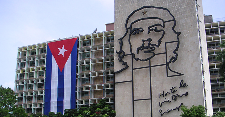 Havanna: Che Guevara Bildnis am Ministerium des Inneren mit dem Spruch an der Wand "Hasta la victoria siempre"