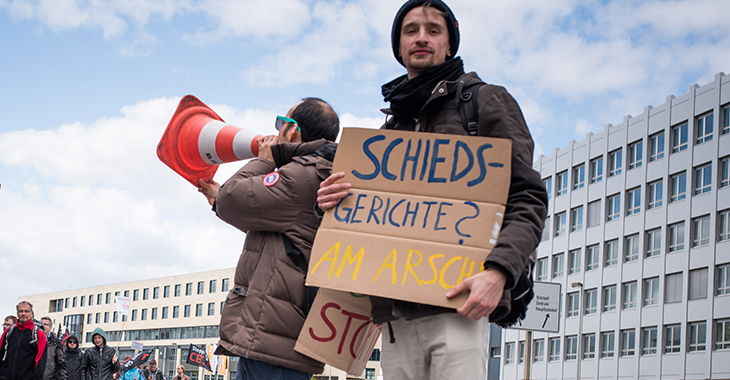 Plakat bei TTIP-Demo gegen Schiedsgerichte. Foto: Campact/Ruben Neugebauer (CC-BY-NC 2.0)