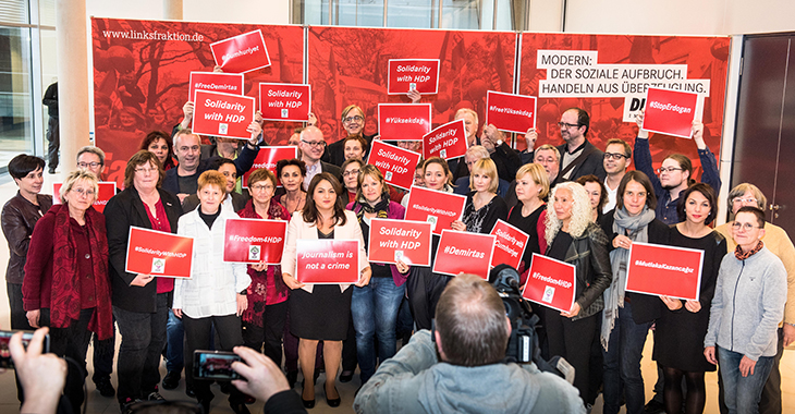 Solidarität mit der HDP in der Türkei: Aktion der Fraktion DIE LINKE. im Bundestag am 8. November 2016 Solidarität mit der HDP in der Türkei: Aktion der Fraktion DIE LINKE. im Bundestag am 8. November 2016
