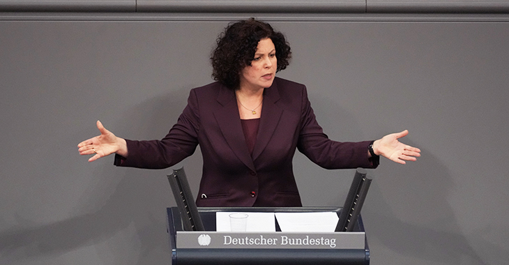 Amira Mohamed Ali am Rednerpult des Deutschen Bundestages | Foto: © Olaf Krostitz