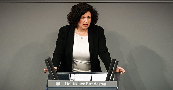 Amira Mohamed Ali am Redepult des Bundestags