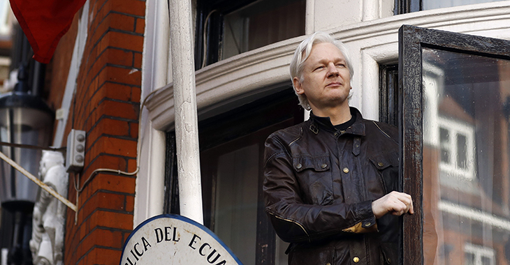 WikiLeaks-Gründer Julian Assange tritt auf den Balkon der ecuadorianischen Botschaft in London