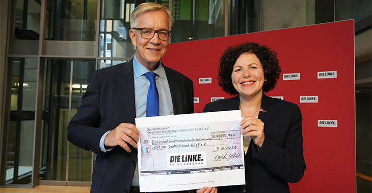 Solidarität mit Geschädigten des Hochwassers: Dietmar Bartsch und Amira Mohamed Ali mit Spendenscheck Solidarität mit Geschädigten des Hochwassers: Dietmar Bartsch und Amira Mohamed Ali mit Spendenscheck