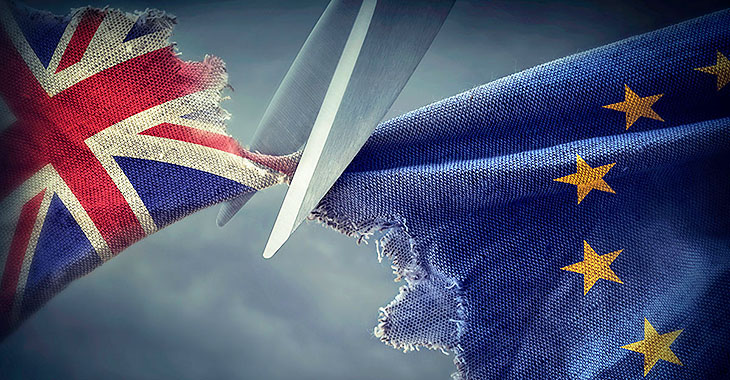 Eine Schere zertrennt die Flagge Großbritanniens und der EU Eine Schere zertrennt die Flagge Großbritanniens und der EU