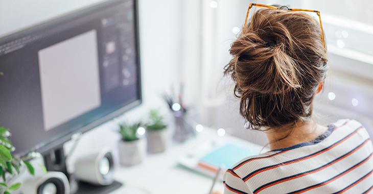 Teilzeit: Eine junge an ihrem Arbeitsplatz in den eigenen vier Wänden © istockphoto.com/petrunjela Teilzeit: Eine junge an ihrem Arbeitsplatz in den eigenen vier Wänden