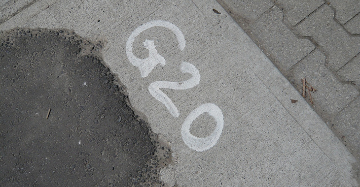 G20-Zeichen auf dem Asphalt © flickr.com/Michael Bridgen G20-Zeichen auf dem Asphalt © flickr.com/Michael Bridgen
