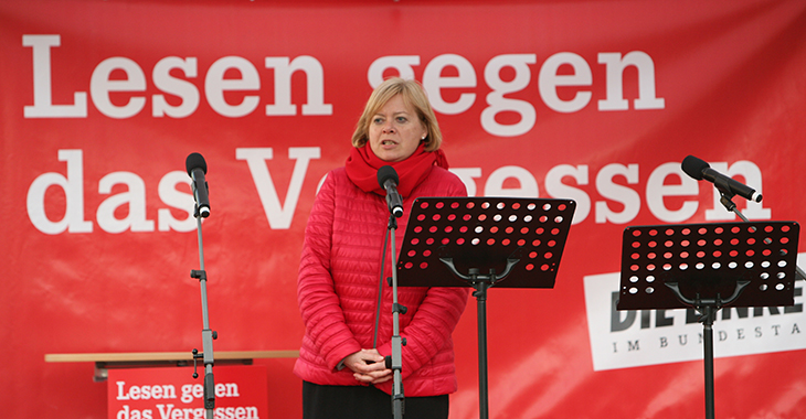 Lesen gegen das Vergessen: Gesine Lötzsch auf der Bühne