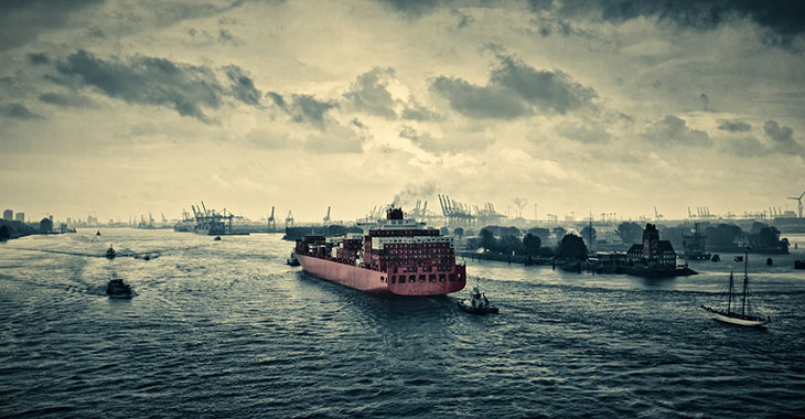 Containerschiff fährt in den Hamburger Hafen ein @istockphoto.com/cinoby Containerschiff fährt in den Hamburger Hafen ein