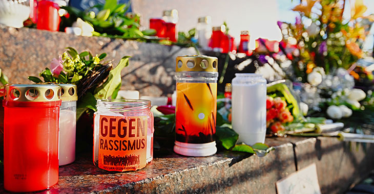 Nach den Schüssen in Hanau: Blumen und Kerzen auf dem Marktplatz erinnern an die Opfer 