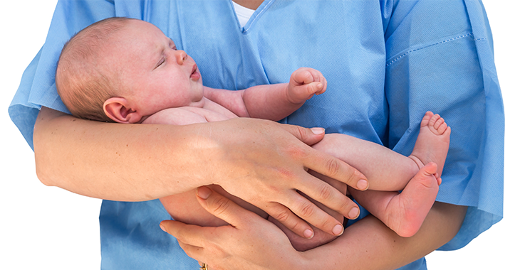 Eine Hebamme oder ein Geburtshelfer in blauer Arbeitskleidung hält ein neugeborenes Baby im Arm. | Foto: istock.com/andriano_cz