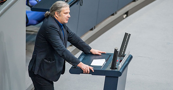 Andrej Hunko am Redepult des Bundestag 