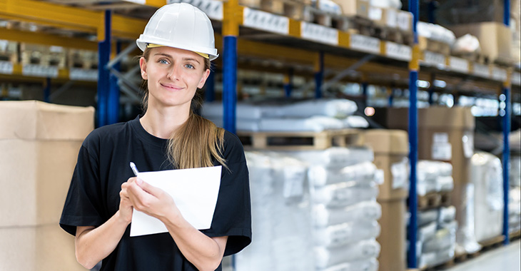 Junge Arbeiterin in einem Lager Junge Arbeiterin in einem Lager