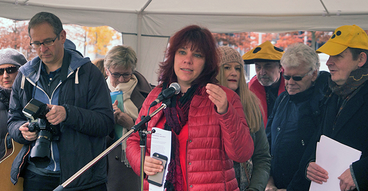 Katrin Werner spricht vor der Anhörung auf einer Protestaktion des Deutschen Blinden und Sehbehindertenverbands (DBSV)