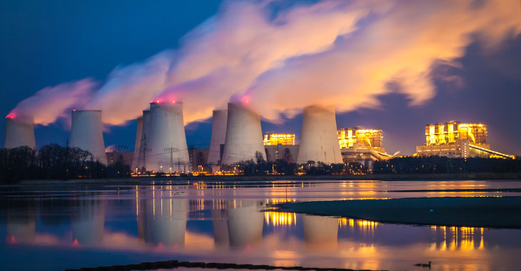 Kraftwerk in Deutschland: Rauchfahnen steigen in den Himmel ©istockphoto.com/querbeet Kraftwerk in Deutschland: Rauchfahnen steigen in den Himmel