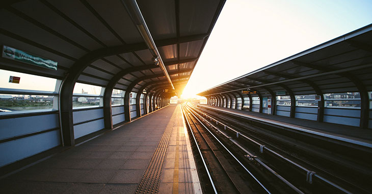 Menschenleerer Bahnsteig