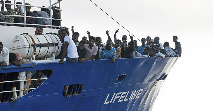 Menschen auf dem Rettungsschiff "Lifeline" ©picture alliance/ap Menschen auf dem Rettungsschiff "Lifeline"