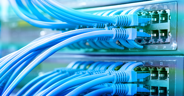 Datenübertragung: Netzwerkkabel an einem Server ©istockphoto.com/kynny Datenübertragung: Netzwerkkabel an einem Server