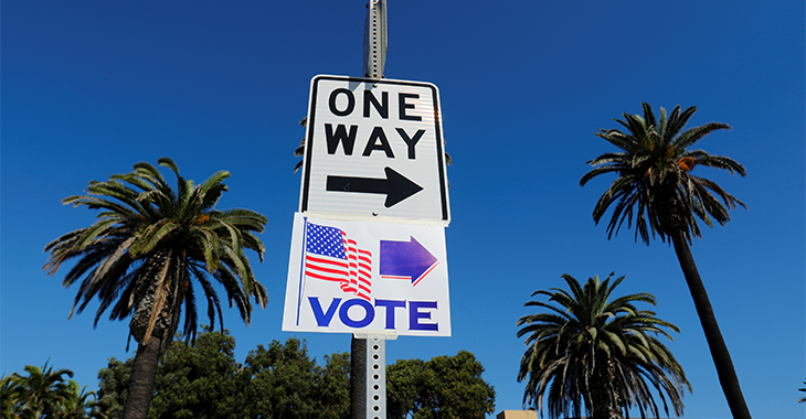 In Newport Beach/Kalifornien weist ein Schild mit der Aufschrift "Vote" den Weg zum Wahllokal bei den Midterm Elections 2018 | Foto: © REUTERS/Mike Blake In Newport Beach/Kalifornien weist ein Schild mit der Aufschrift "Vote" den Weg zum Wahllokal bei den Midterm Elections 2018 | Foto: © REUTERS/Mike Blake