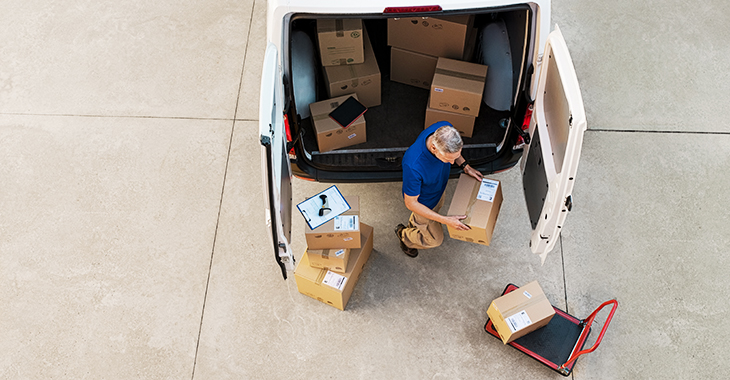 Pakete werden bei einer Lieferung von einem Kurierzusteller in ein Auto geladen. | Foto: © istock.com/Ridofranz Pakete werden bei einer Lieferung von einem Kurierzusteller in ein Auto geladen. | Foto: © istock.com/Ridofranz