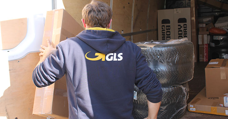 Paketzusteller bei der Arbeit ©Hans-Gert Öfinger Paketzusteller bei der Arbeit