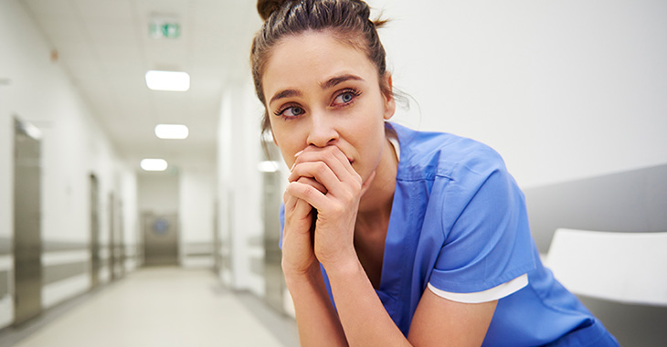 Pflegerin mit sorgenvollem Blick © istock Pflegerin mit sorgenvollem Blick © istock