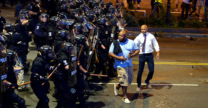 Proteste in den USA: Polizei drängt Mann von der Straße © picture alliance / AP images Proteste in den USA: Polizei drängt Mann von der Straße © picture alliance / AP images