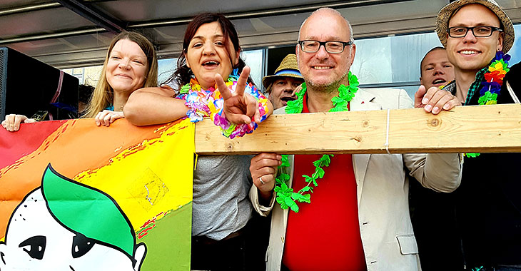 ColognePride: Doris Achelwilm, Özlem Alev Demirel und Matthias W. Birkwald (v.l.) ColognePride: Doris Achelwilm, Özlem Alev Demirel und Matthias W. Birkwald (v.l.)