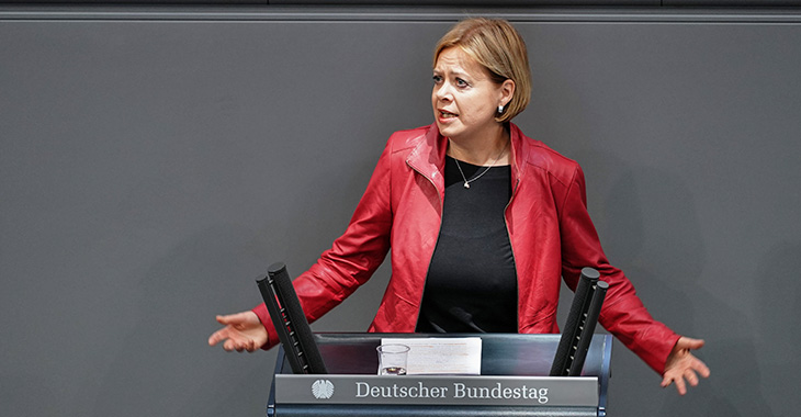 Gesine Lötzsch am Redepult des Bundestag