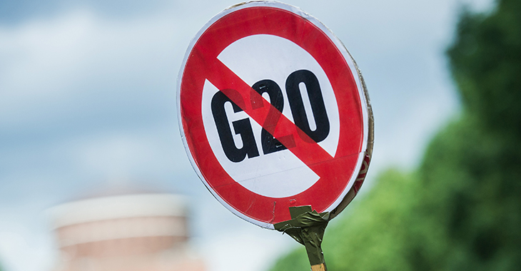 Schild mit der durchgestrichenen Aufschrift "G20" in Hamburg