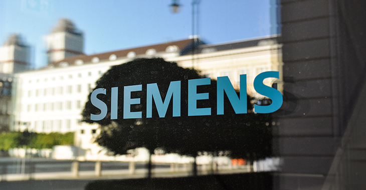 Siemens-Logo auf einer Glasscheibe am Hauptsitz des Konzerns