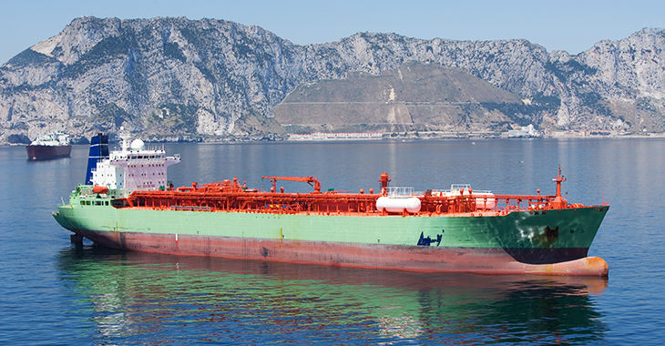 Ein Tanker liegt vor Gibraltar auf Reede. | Foto: © istock.com/QShot