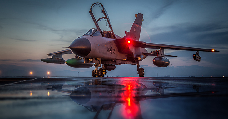 Incirlik: Tornado der Bundeswehr spiegelt sich in einer Pfütze